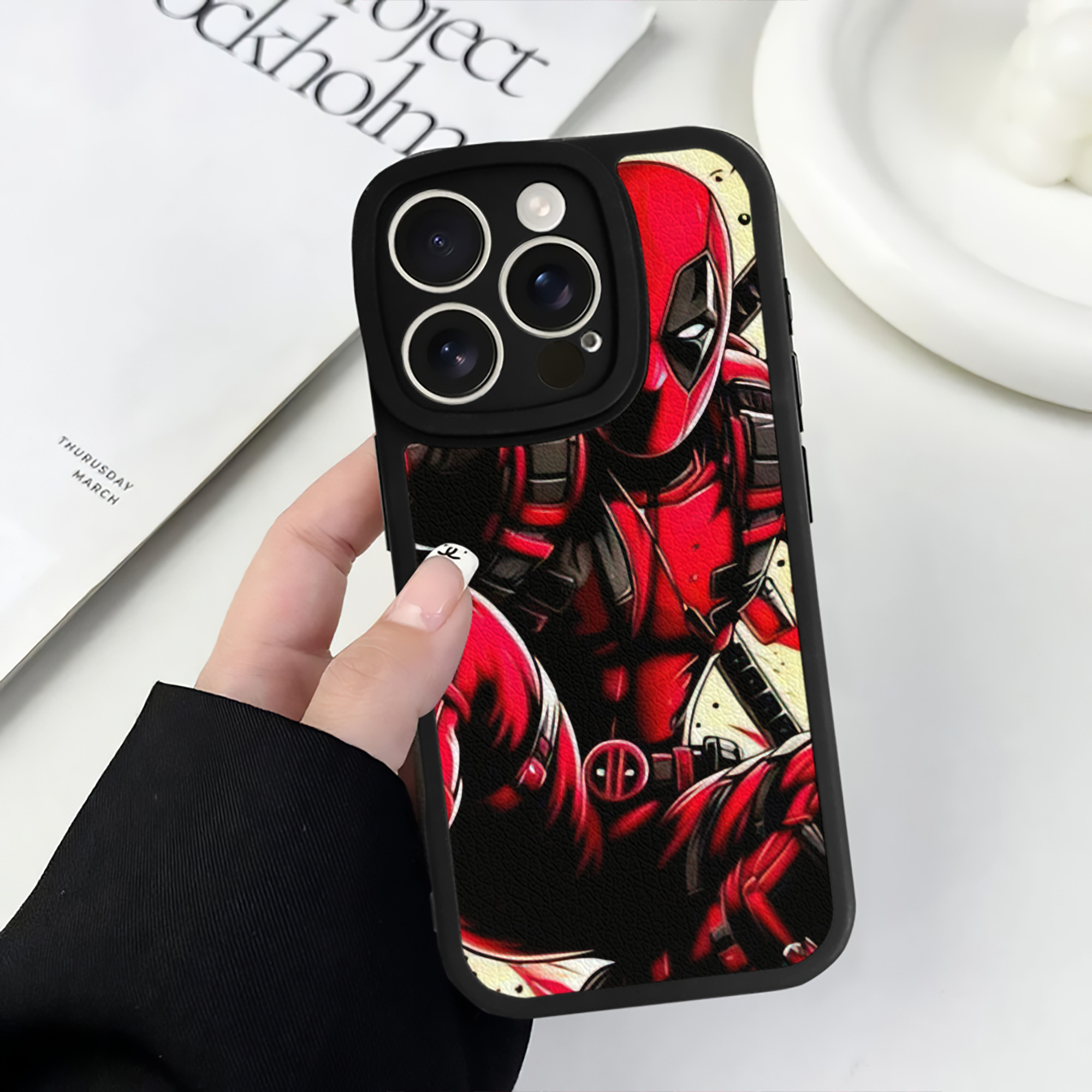 （画像用） Deadpool デッドプール 【iPhone 16シリーズ対応】シリコンスマホケース（レザー調） 材質：シリコン